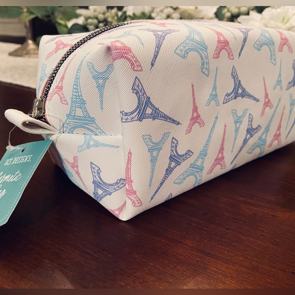 NWT! Cosmetic bag with zipper. White color with Paris design. - Picture 2 of 9